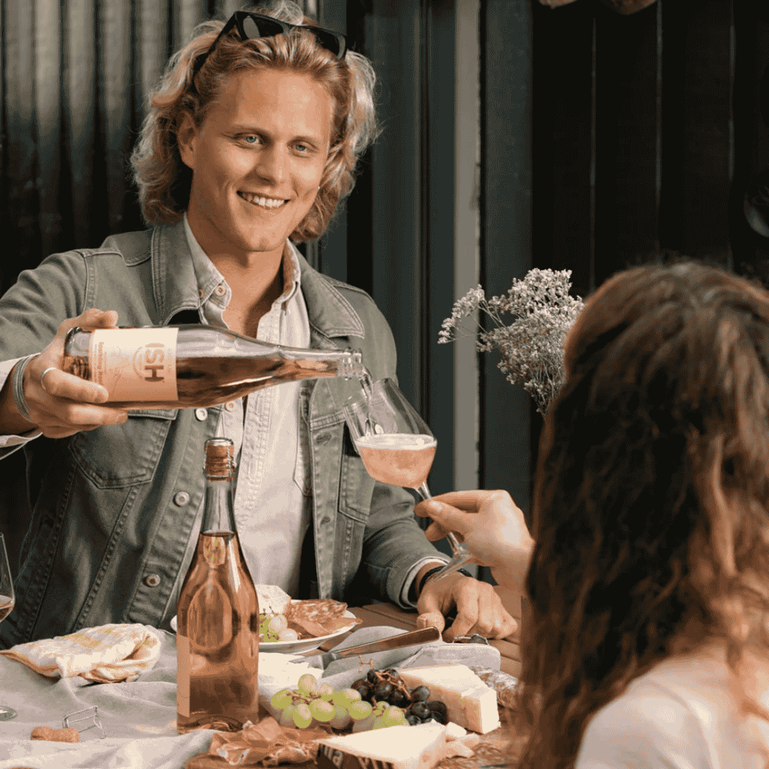 Château del ISH Sparkling Rosé - Alcoholvrij sfeerfoto proosten
