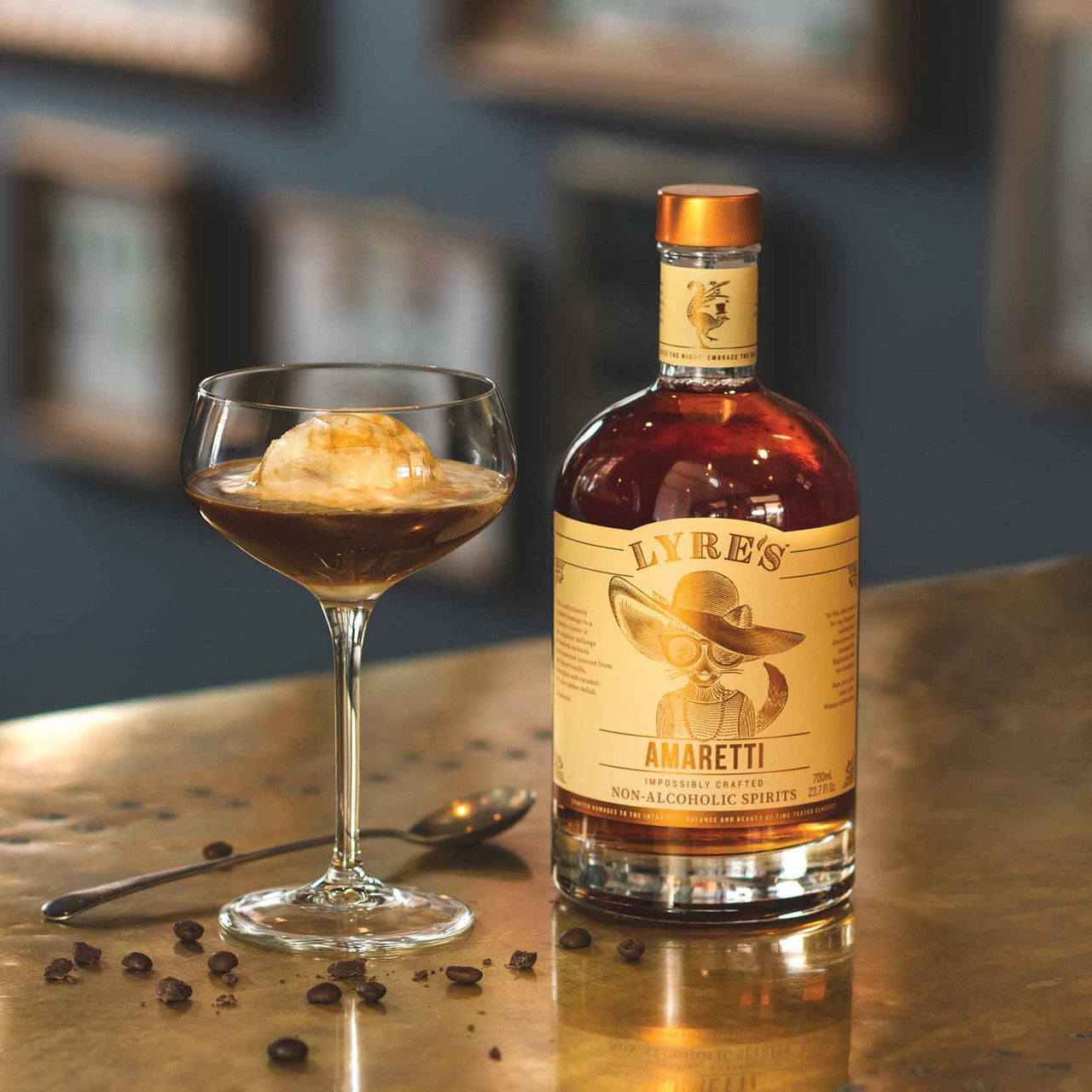 Sfeerfoto van een fles Lyre's Amaretti - Alcoholvrije Amaretto. De fles staat rechts. Links staat een cocktailglas met daarin een donker drankje. Voor het drankje liggen koffiebonen.