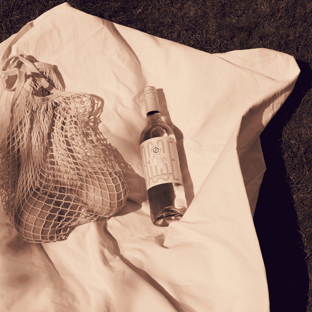 Thomson & Scott Noughty Dealcoholized Rosé sfeerfoto