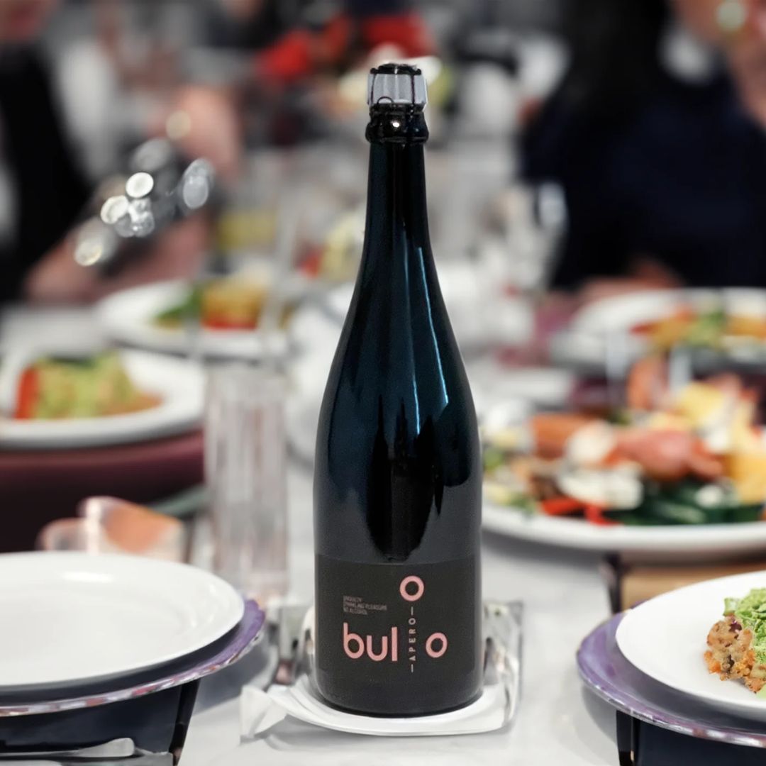 Buloo Apero 75cl - alcoholvrije champagne op een mooi aangeklede tafel