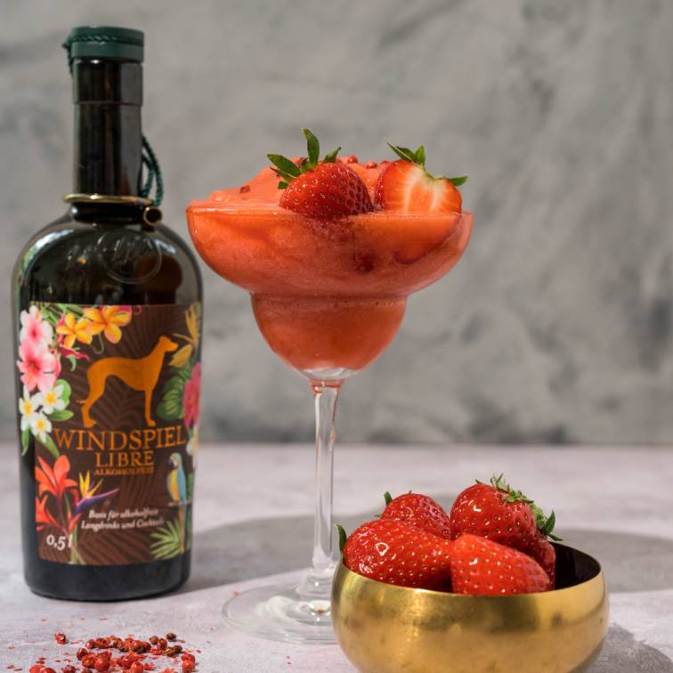 Alcoholvrije Strawberry Slush cocktail, gemaakt met de Windspiel alcoholvrije rum