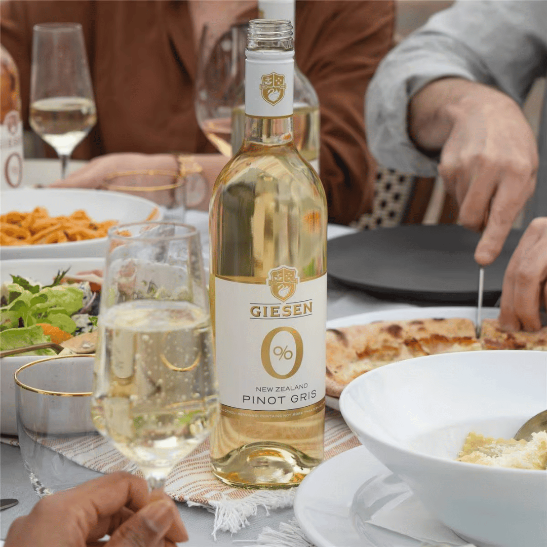 Giesen 0.0 Pinot Gris alcoholvrije wijn in een glas met roze grapefruit aroma, 0,5 liter fles zichtbaar