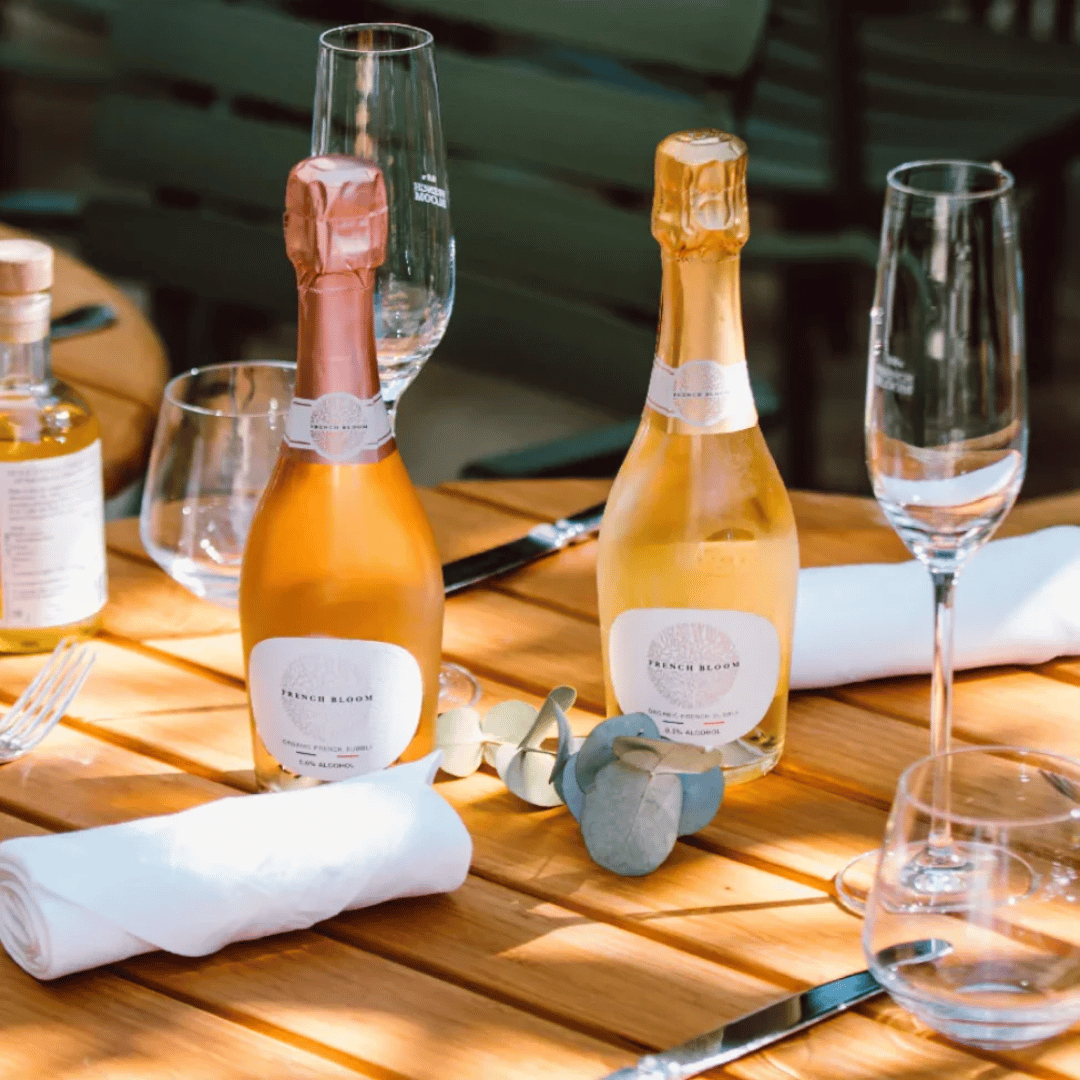 Franse Bloom Baby Bloom geschenkset met alcoholvrije roze grapefruit aperitief in een glazen fles, kleurrijk en feestelijk presentje