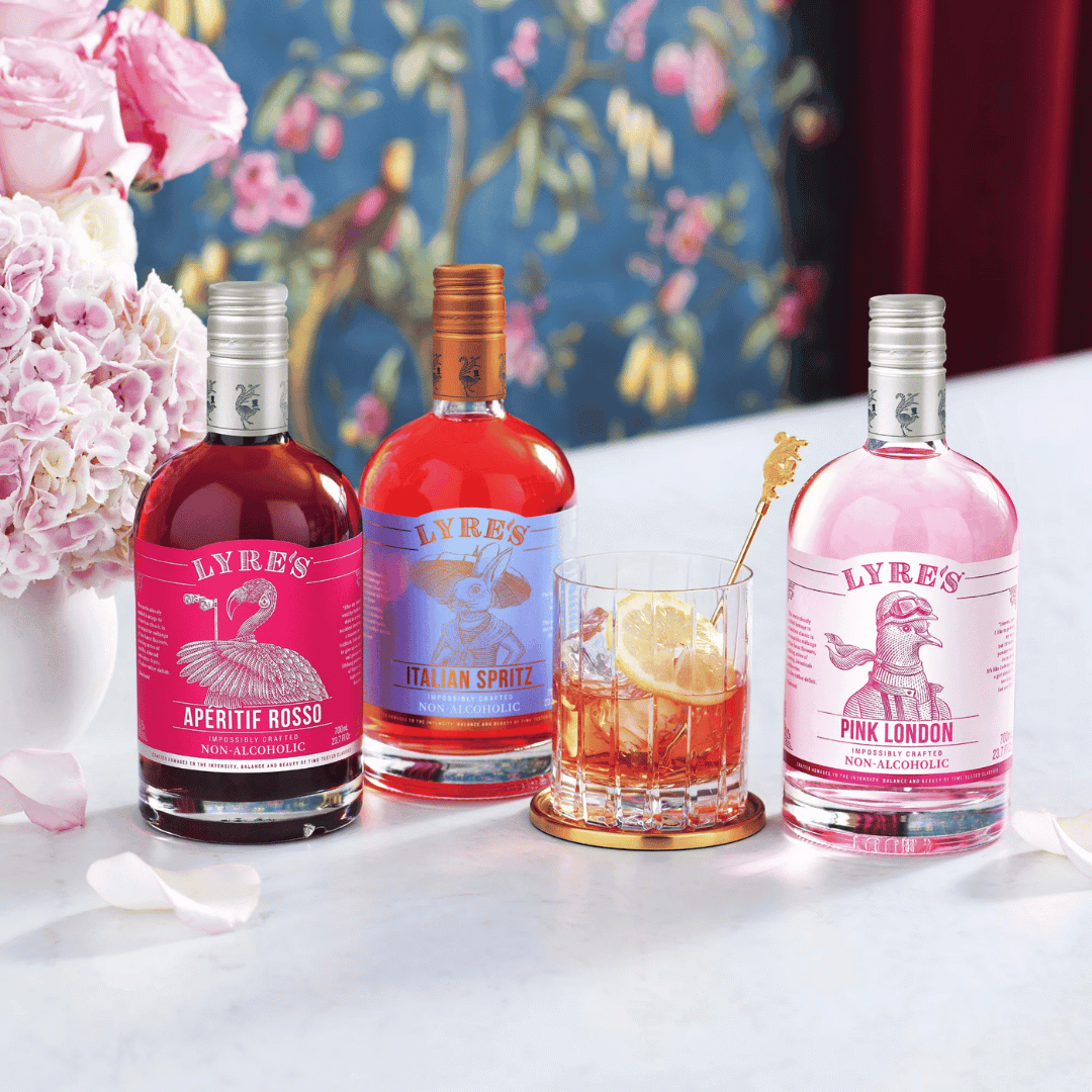 Lyre's Rosso alcoholvrije vermouth in een fles met roze grapefruit smaak, perfect voor alcoholvrije aperitieven.